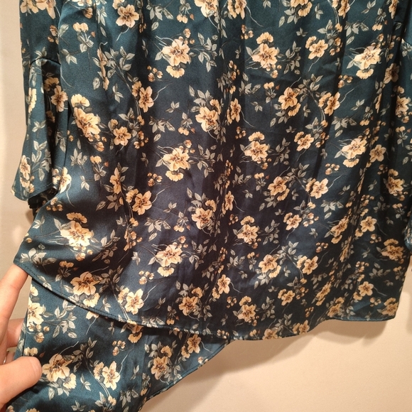 Vince Camuto Green Floral Satin V-Neck Layered Look Top Sz 1X Boho Romantic - Picture 4 of 6